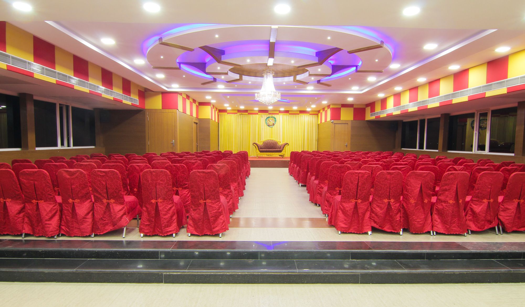 Фото Maple Tree Hotels