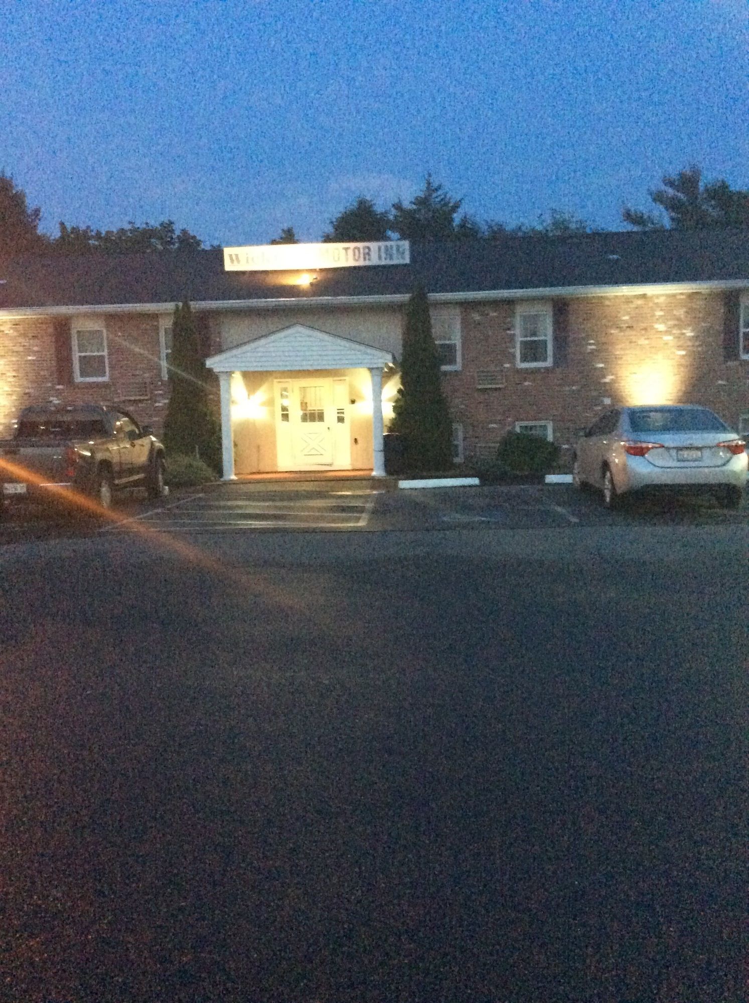 Фото Wickford Motor Inn