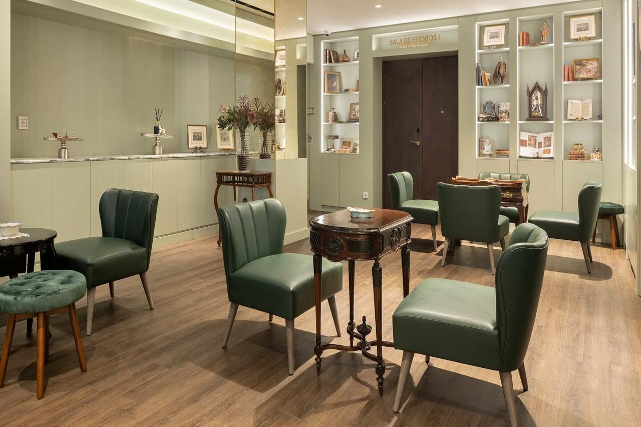 Фото The Emerald House Lisbon Curio Collection by Hilton