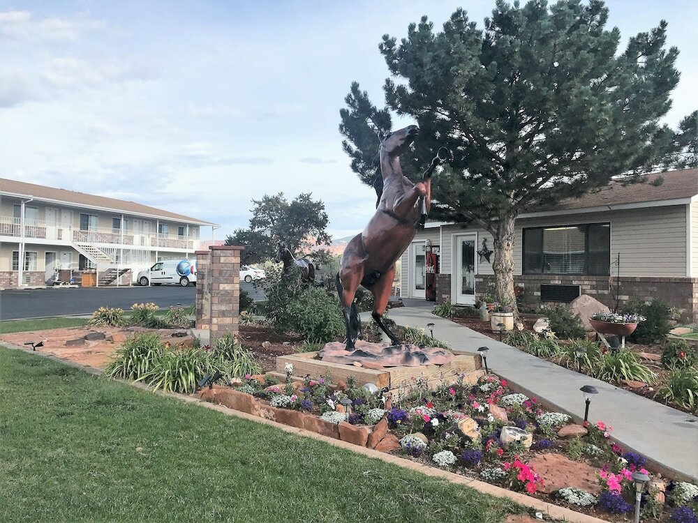 Фото Broken Spur Inn & Steakhouse