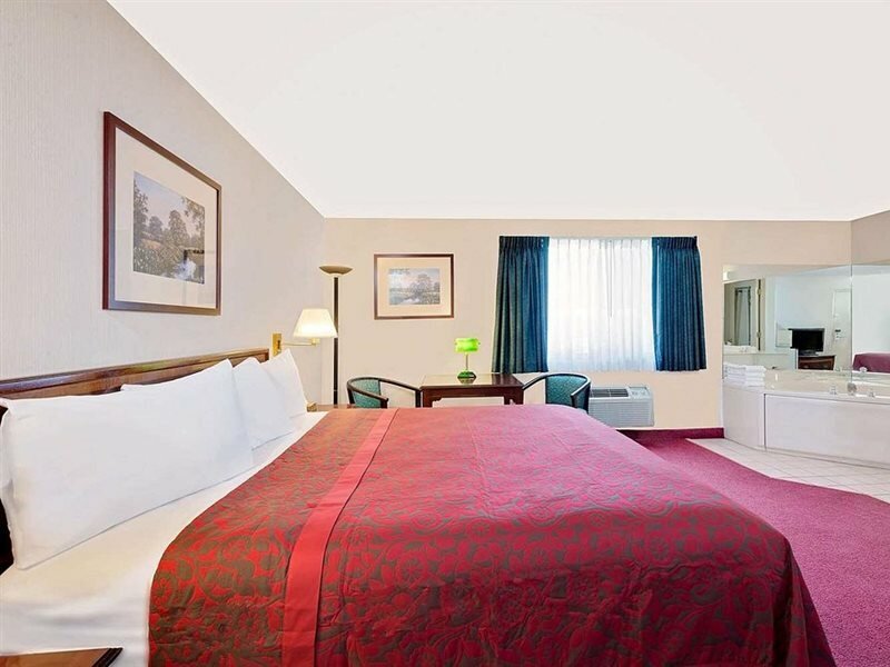 Фото Days Inn by Wyndham Waynesboro