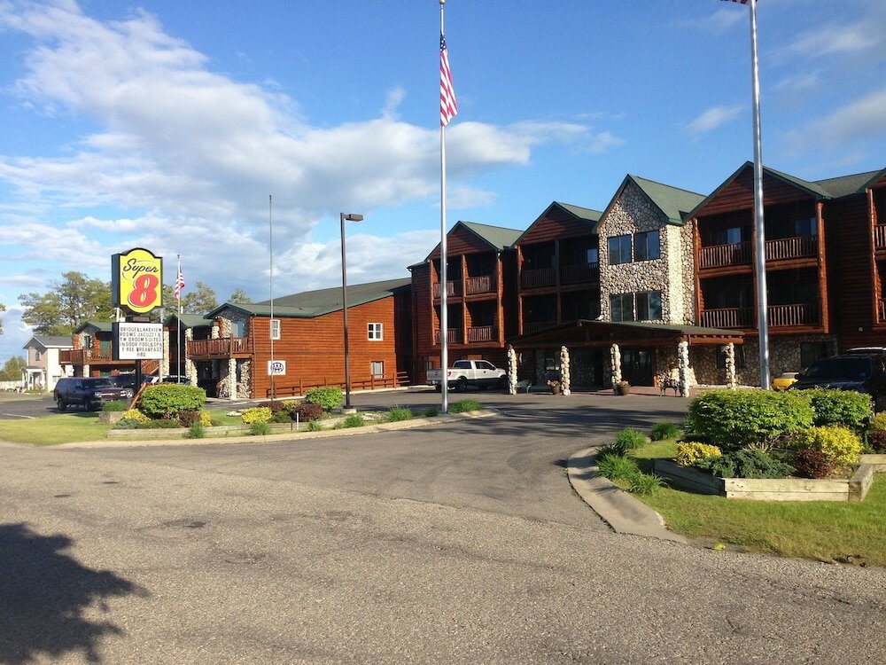 Фото Super 8 by Wyndham Bridgeview of Mackinaw City