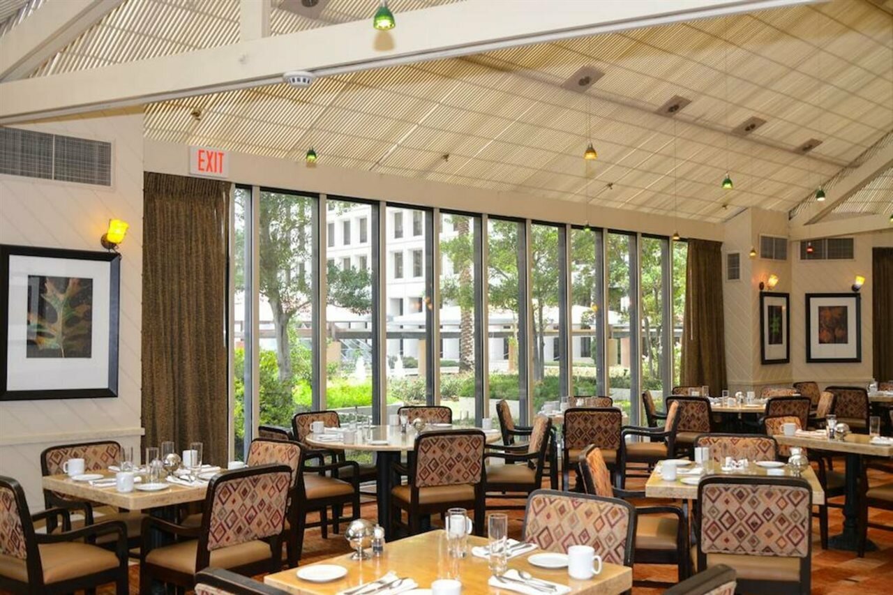 Фото DoubleTree by Hilton Hotel Houston - Greenway Plaza