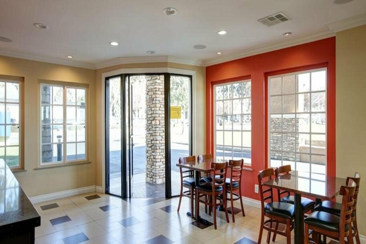 Фото Ontario Inn & Suites