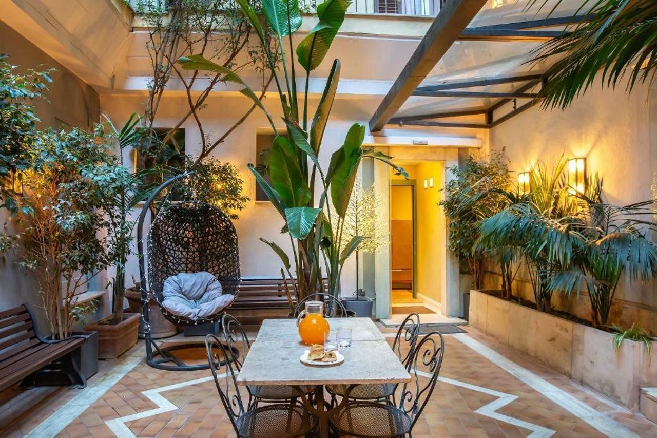 Фото Hotel White