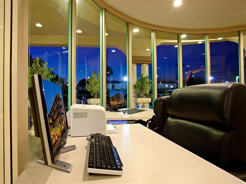 Фото Holiday Inn Express & Suites Pasadena - Los Angeles