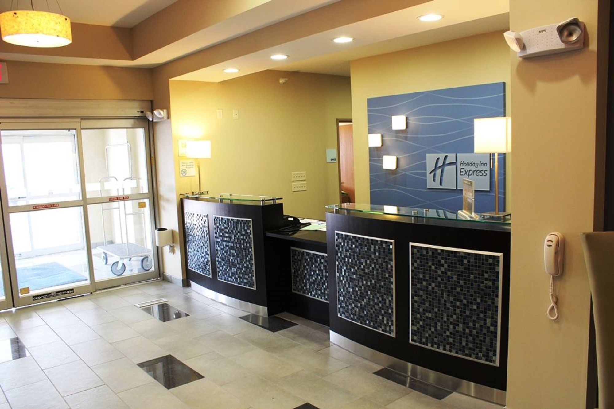 Фото Holiday Inn Express Hotel & Suites Albert Lea - I-35, an Ihg Hotel