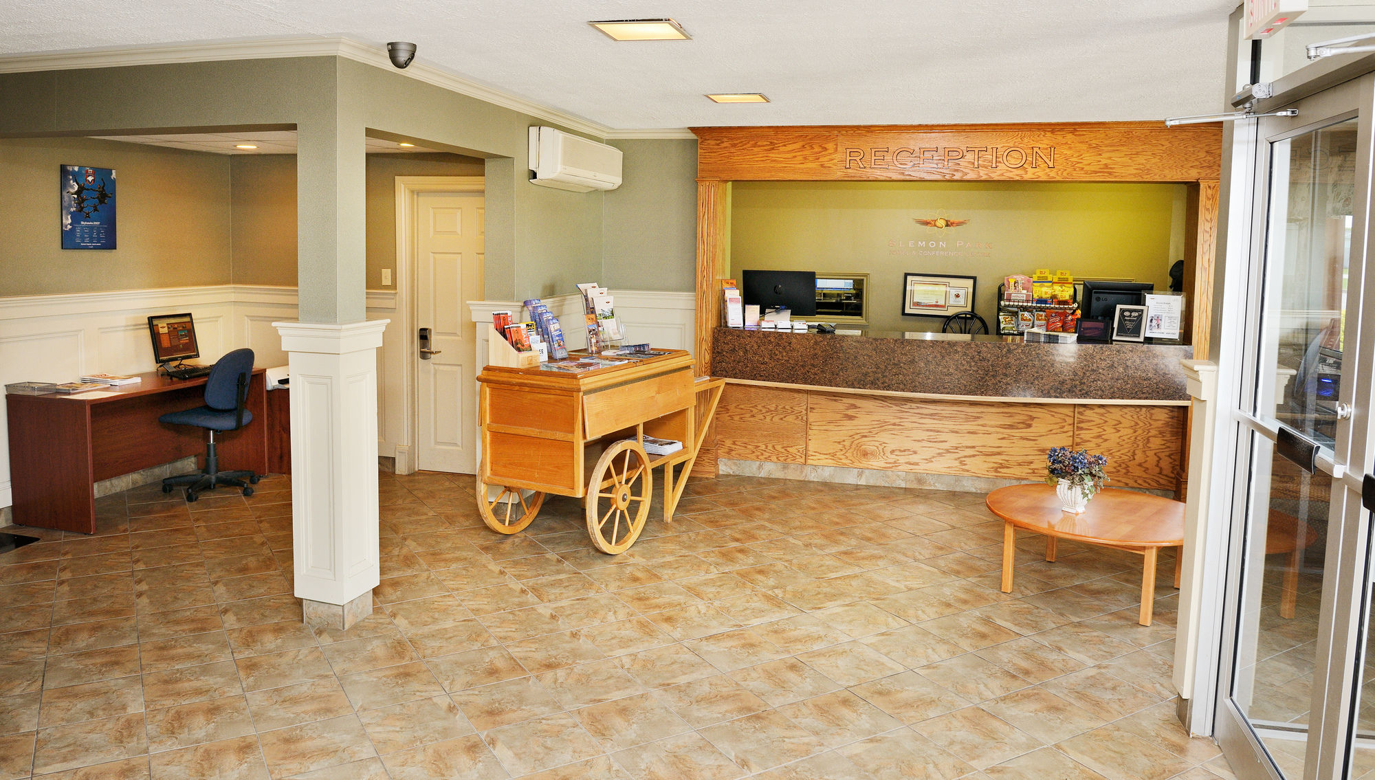 Фото Slemon Park Hotel & Conference Centre