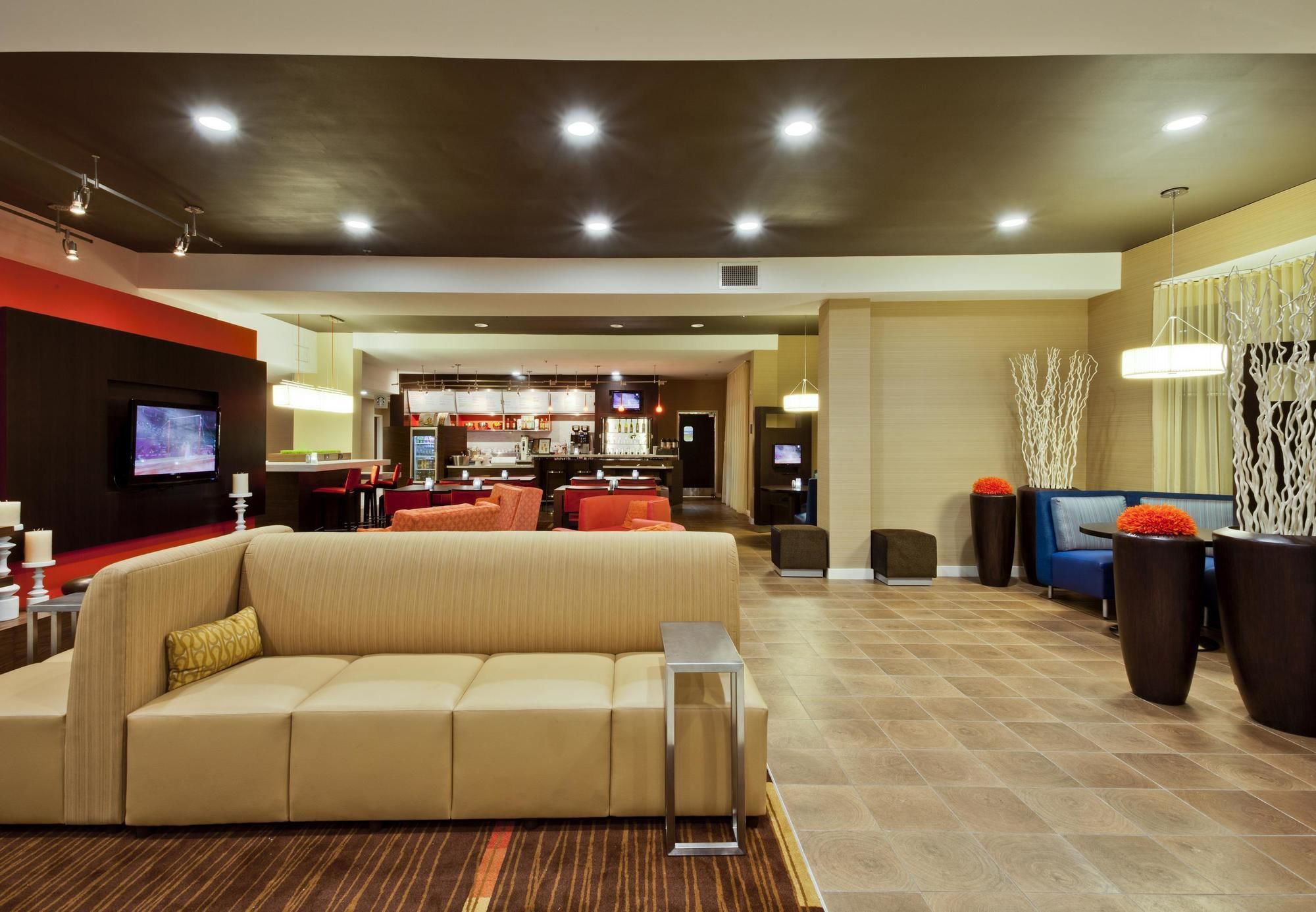 Фото Courtyard by Marriott Tampa Brandon