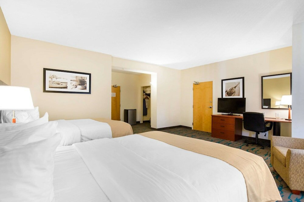 Фото Gateway Hotel & Suites, Ascend Hotel Collection