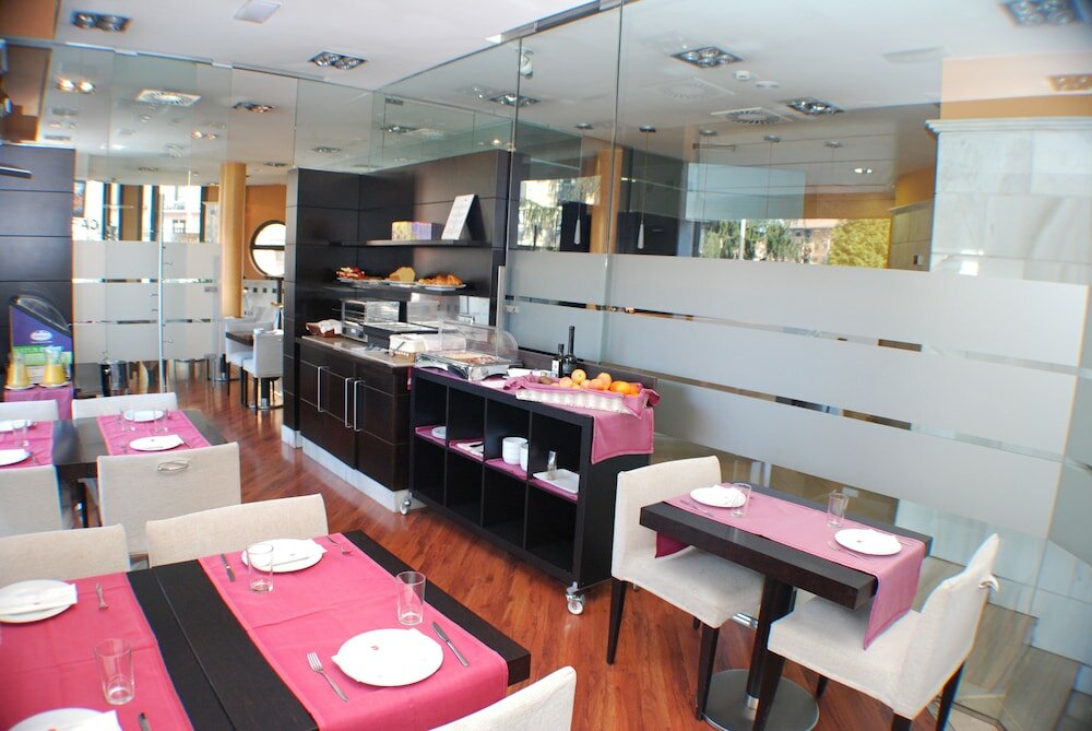 Фото Hotel Mieres del Camino