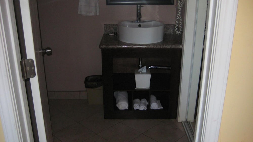 Фото Solaire Inn & Suites