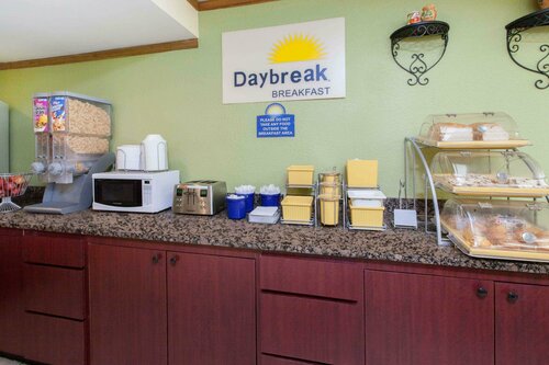 Гостиница Days Inn & Suites by Wyndham Madison Heights Mi
