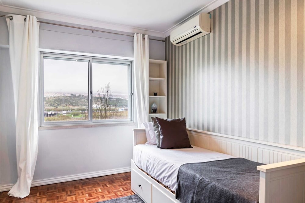 Фото Large Contemporary 3 Bedroom Apartment