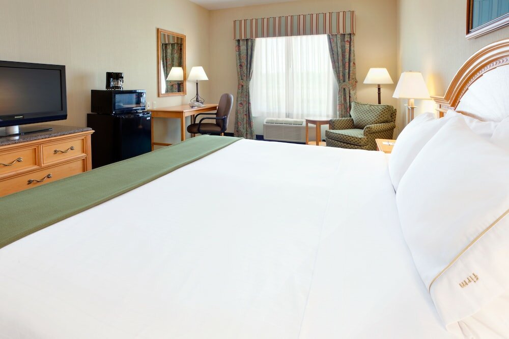 Фото Holiday Inn Express Hotel & Suites Watertown-Thousand Island, an Ihg Hotel