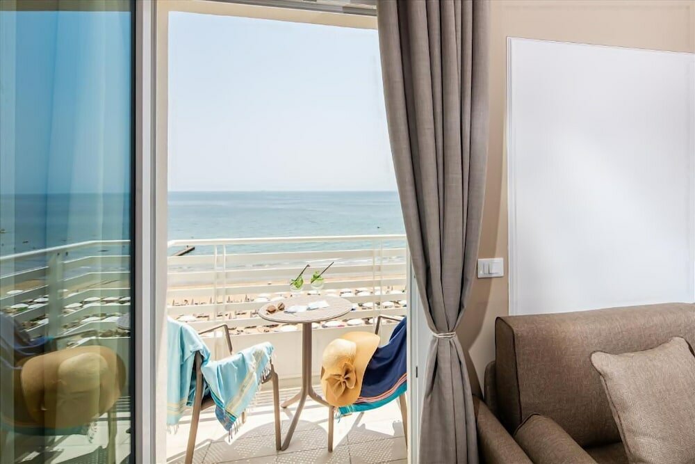 Фото Hotel Capitol