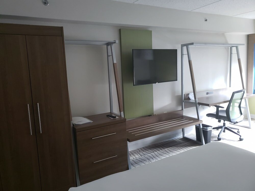 Фото Holiday Inn Express & Suites Raleigh Ne - Medical Ctr Area, an Ihg Hotel