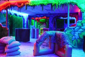 Еркек пен әйел жыныстық қатынасқа түседі.