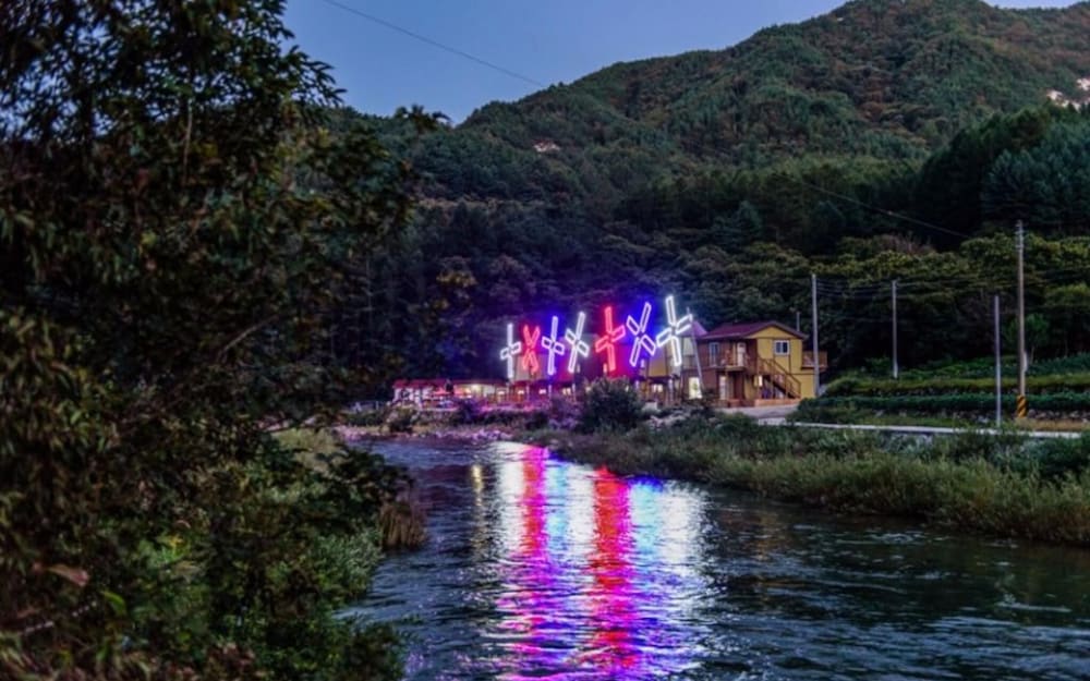 Фото Geochang Windmill Village Pension