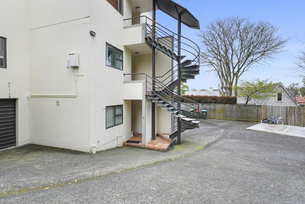 Фото Stylish Central 2br Apt nr Hospital