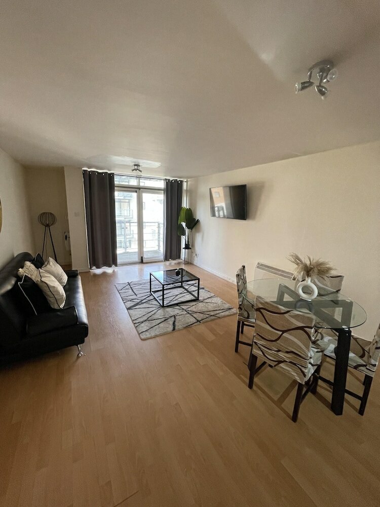 Фото Spacious 1-bed Apartment in London sea View