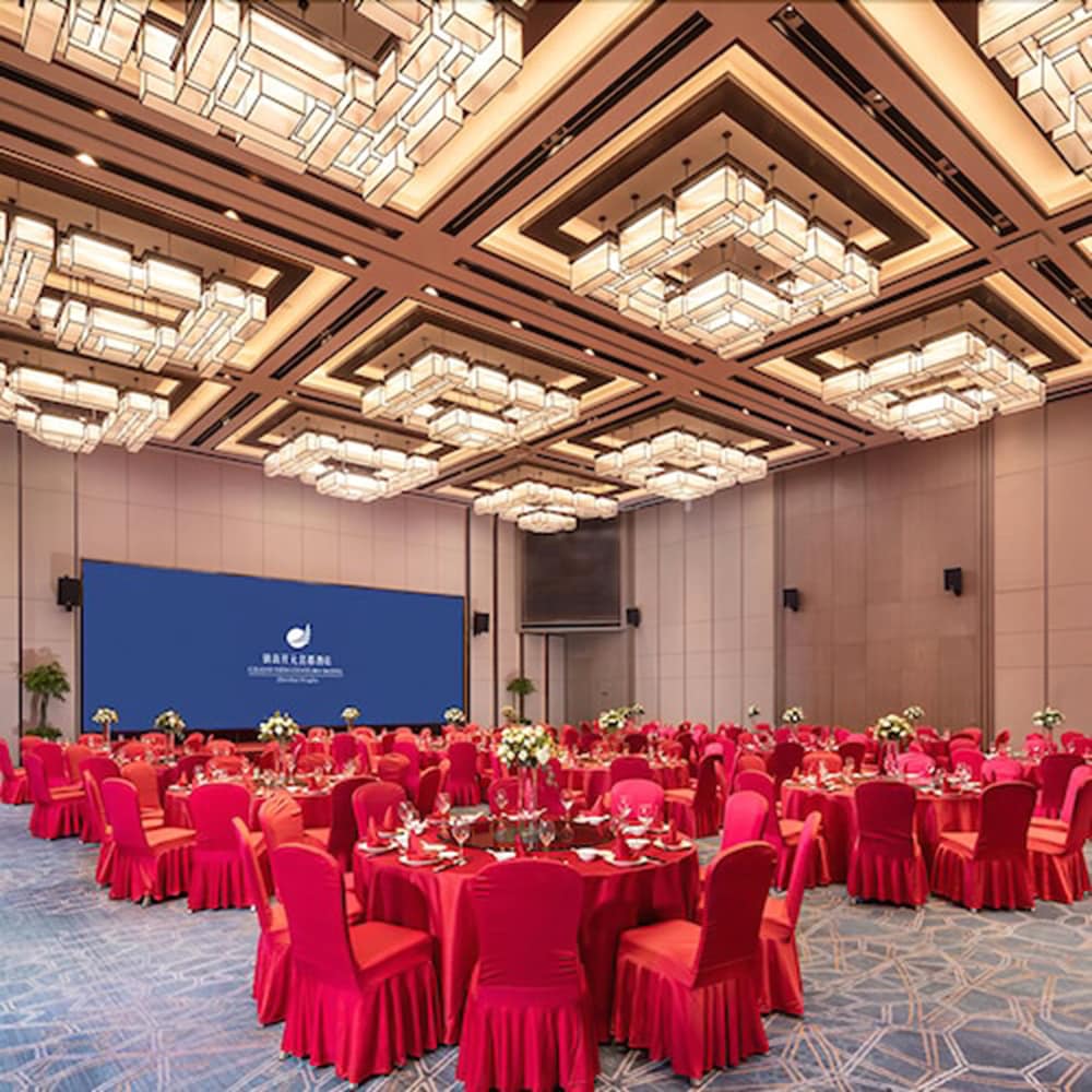 Фото New Century Hotel Zhenhai