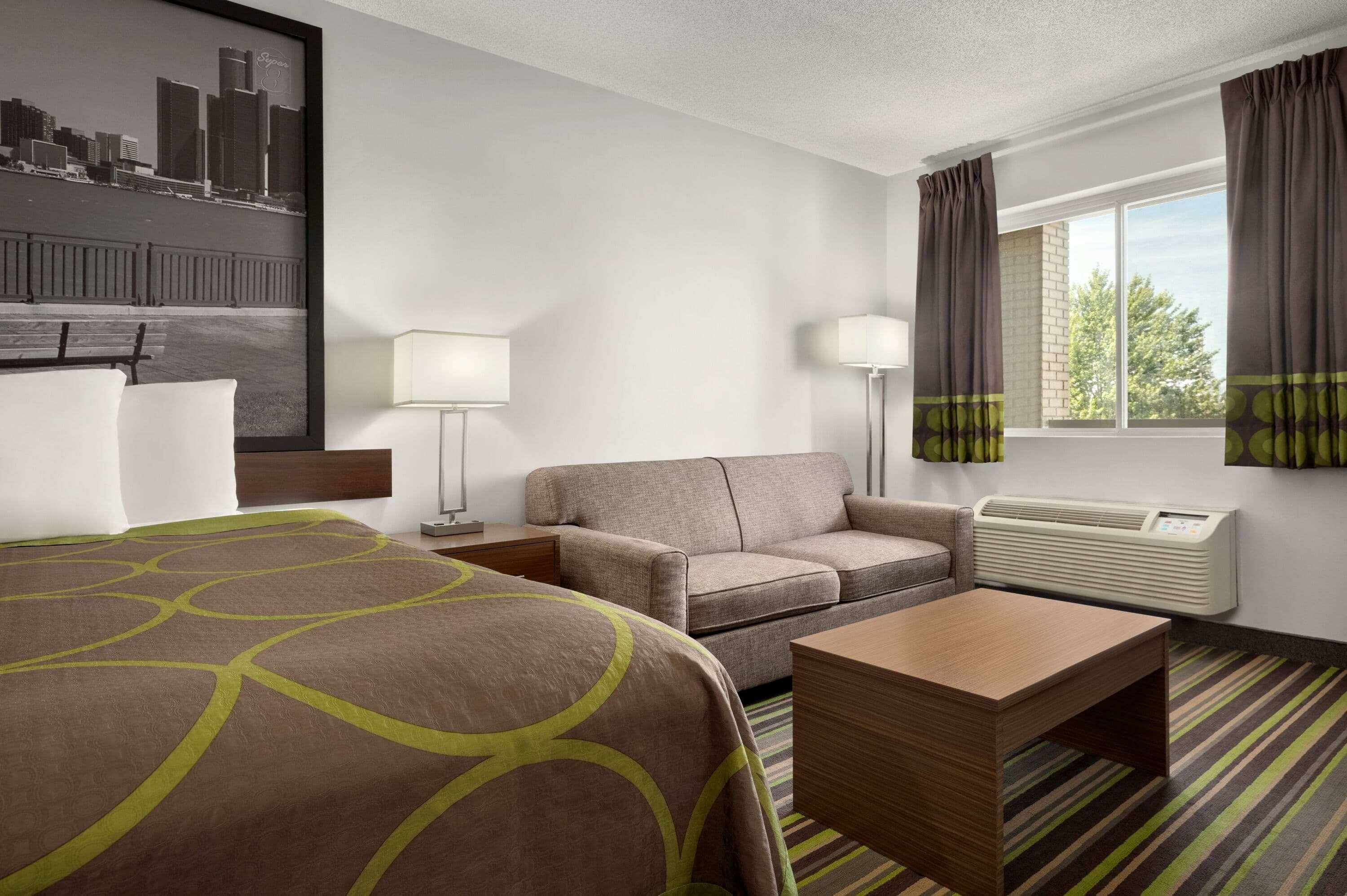 Фото Super 8 by Wyndham Ambassador Bridge Windsor On