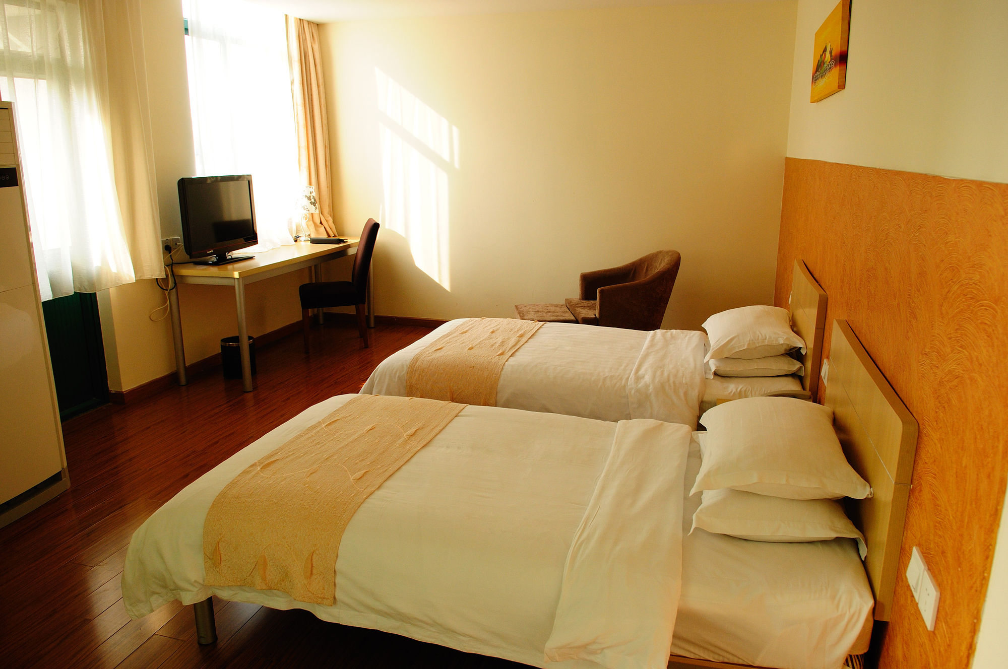 Фото Shanghai Joyful Yard Hotel