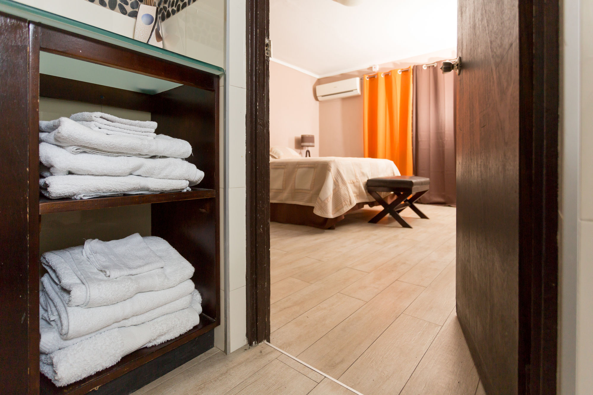 Фото New Kingston Ca Guest Apartment VI