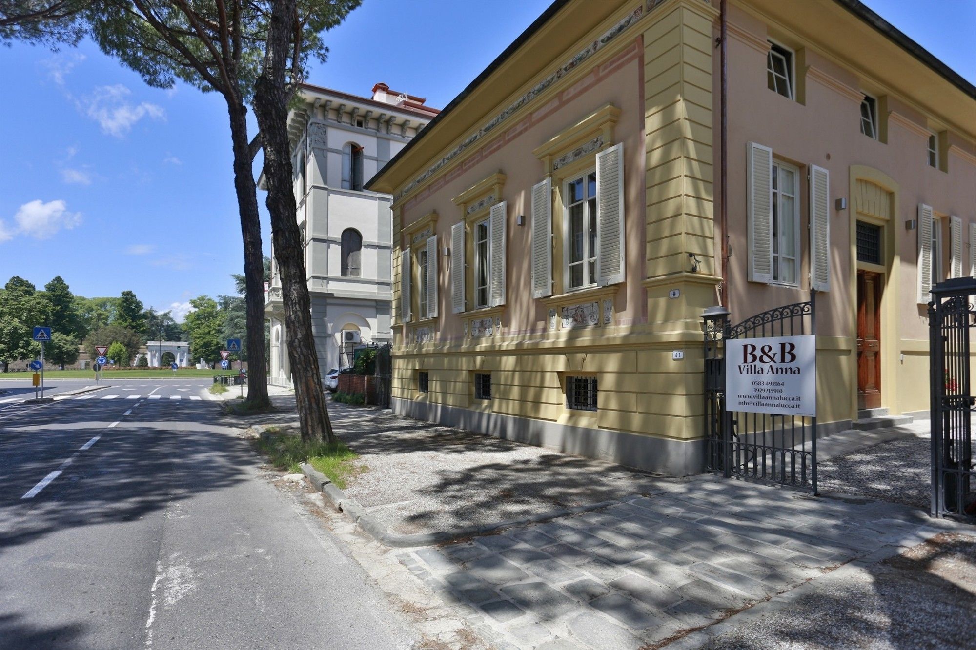 Фото отеля 2