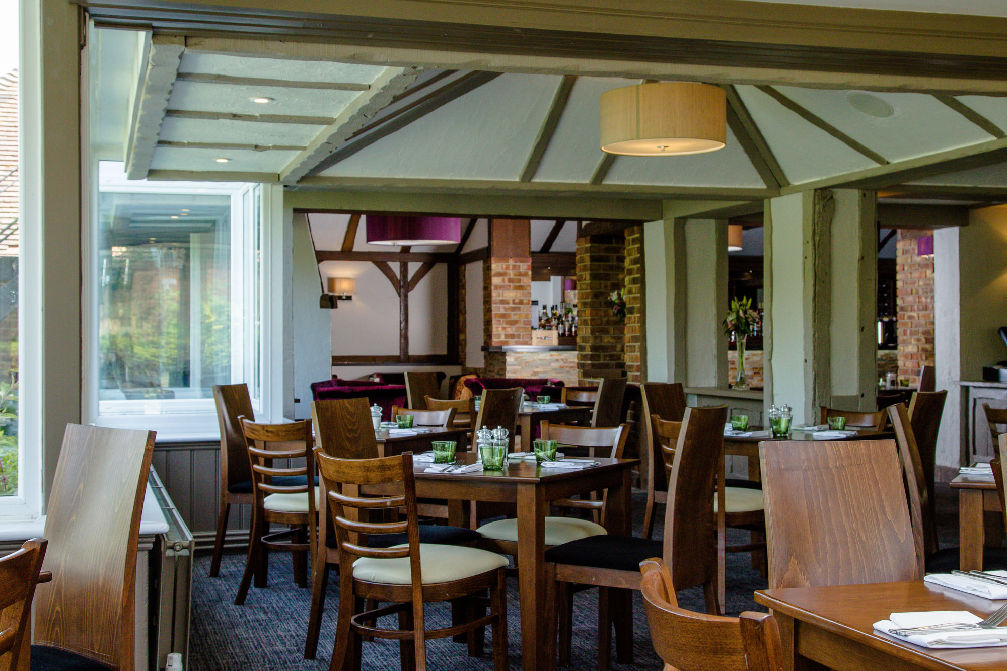 Фото Legacy Rose & Crown Hotel