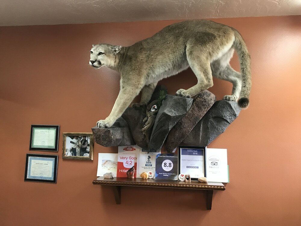 Фото Broken Spur Inn & Steakhouse