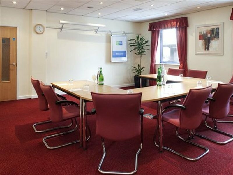 Фото Holiday Inn Express London - Park Royal