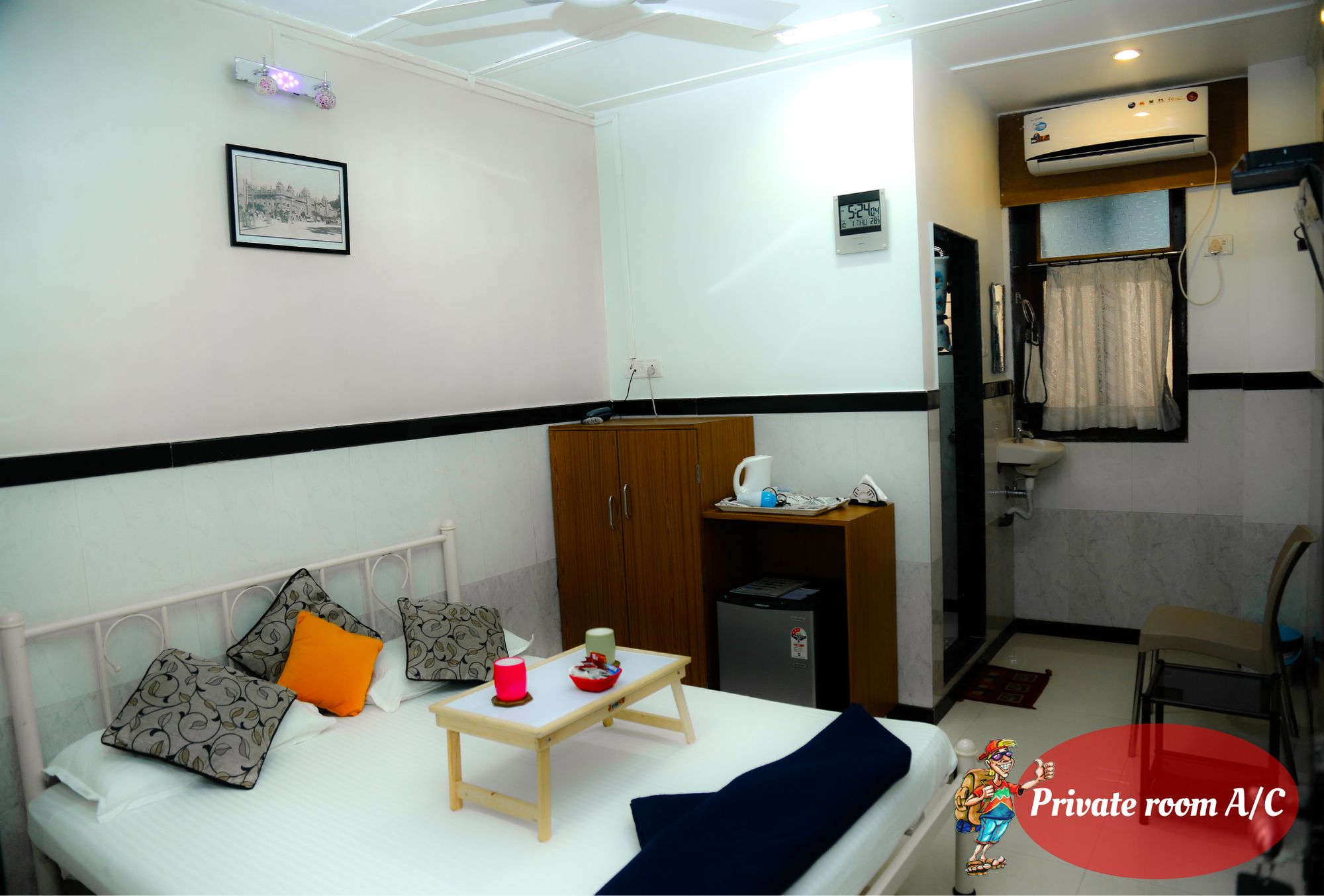 Фото Travellers Inn Mumbai