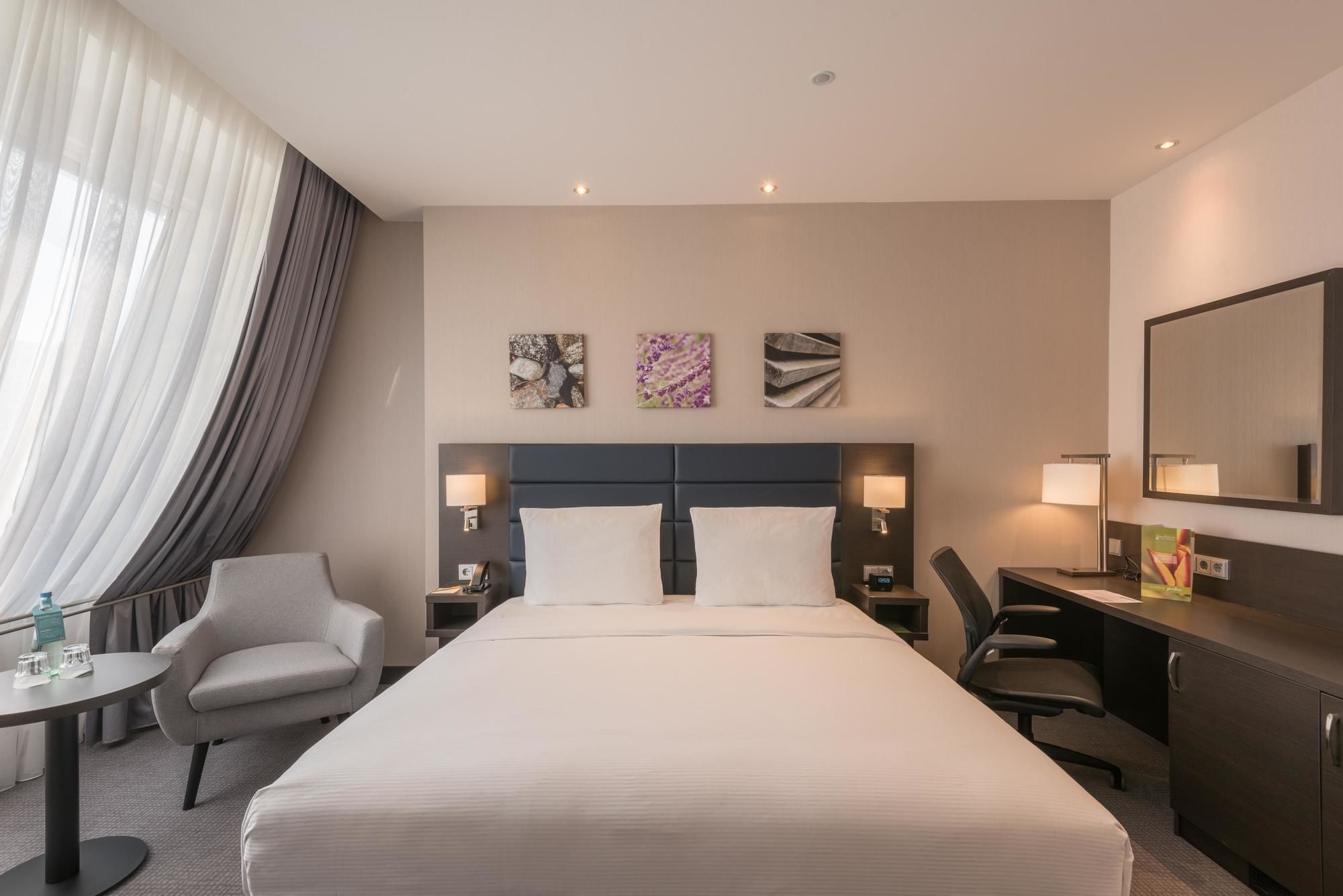 Фото Hilton Garden Inn Frankfurt City Centre