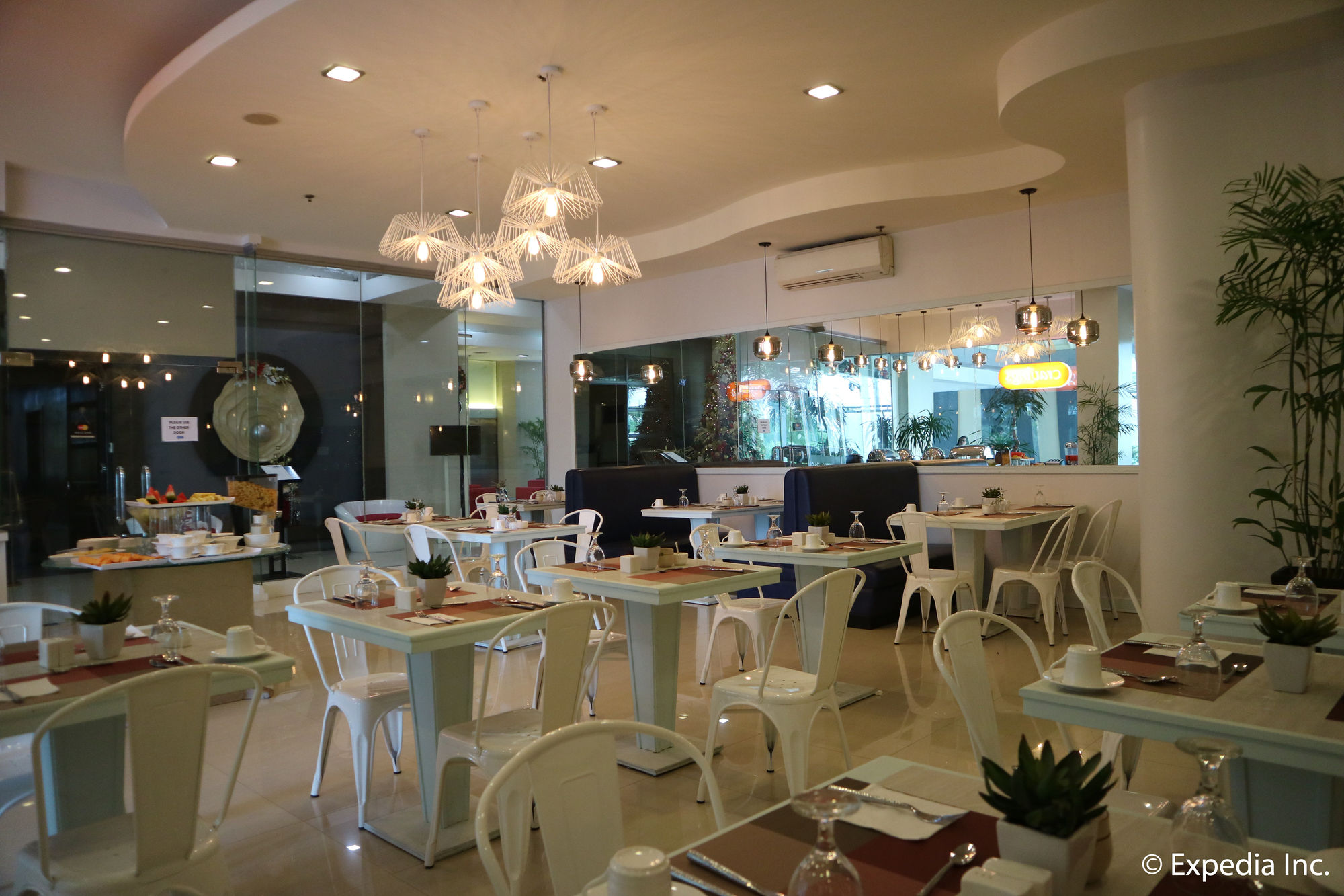 Фото Paseo Premiere Hotel