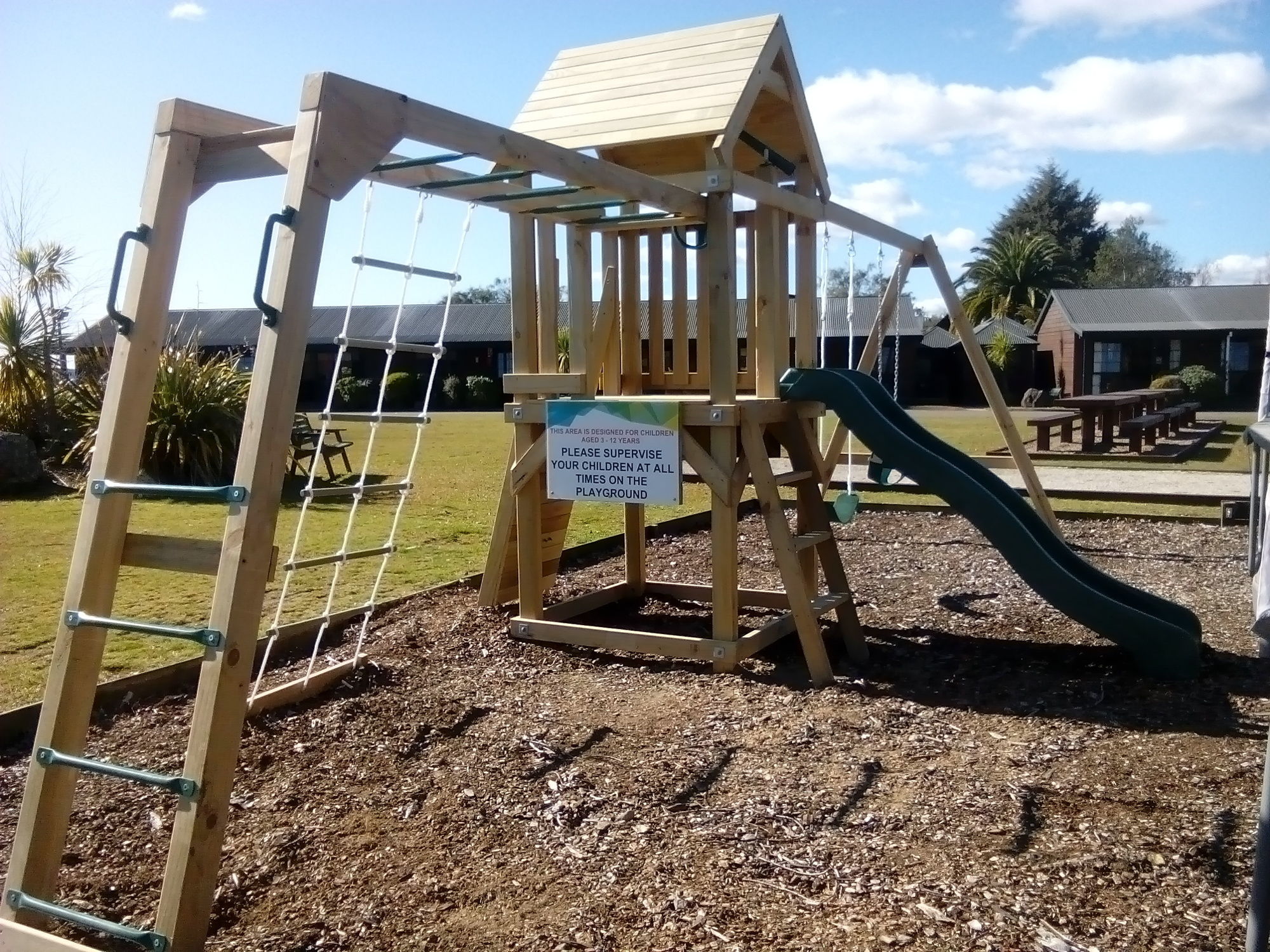 Фото Cedarwood Lakeside Motel & Conference Venue