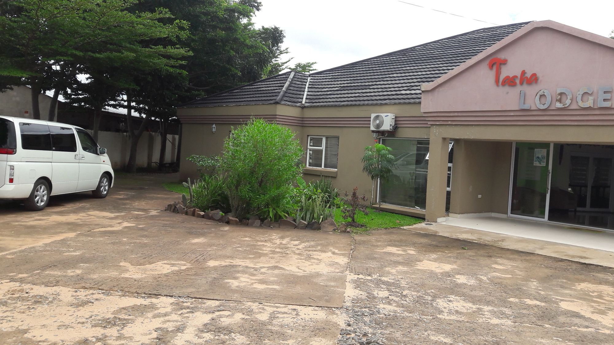 Фото Tasha Lodge