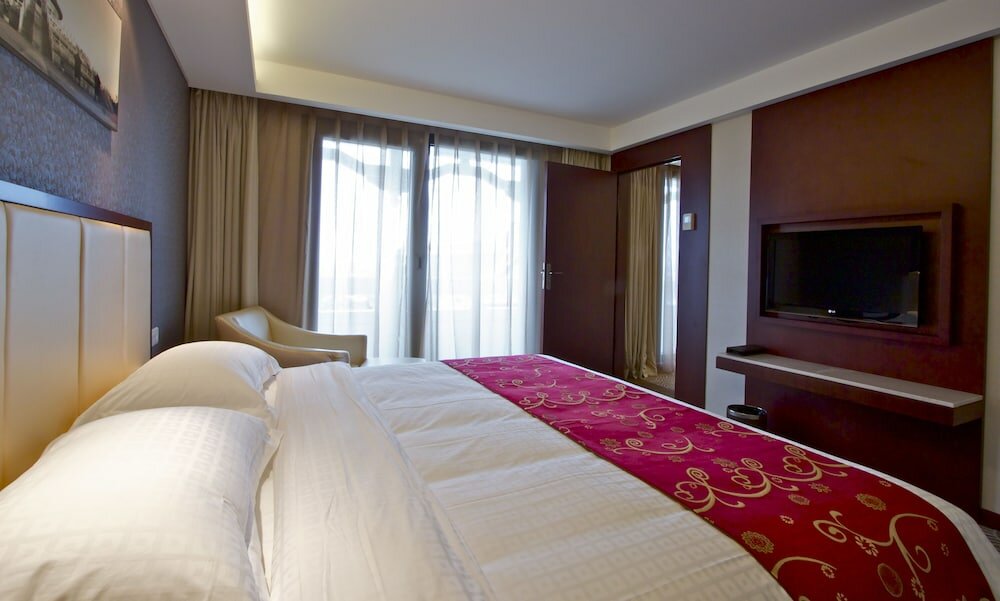 Фото Huatian Chinagora Hotel