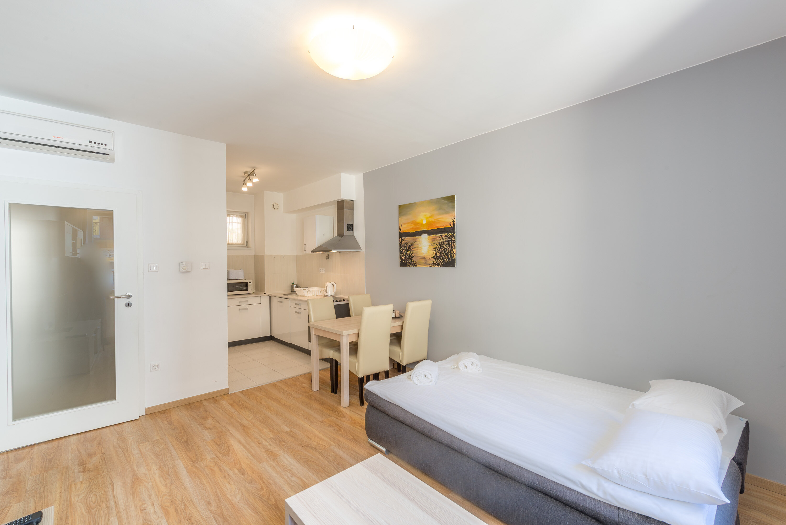 Фото Corvin Plaza Apartments and Suites