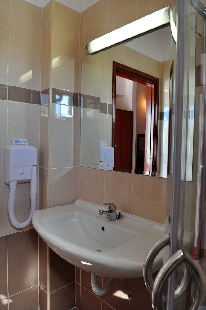 Фото Sandy's Studios Apartments & Log Villas