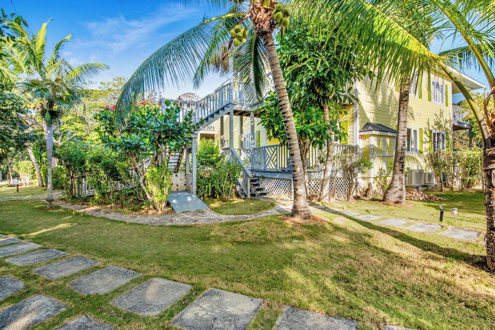 Фото Pineapple Fields Boutique Condo Hotel