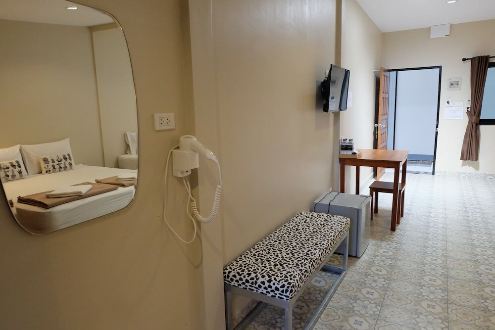 Фото Warm Well Hostel Kanchanaburi