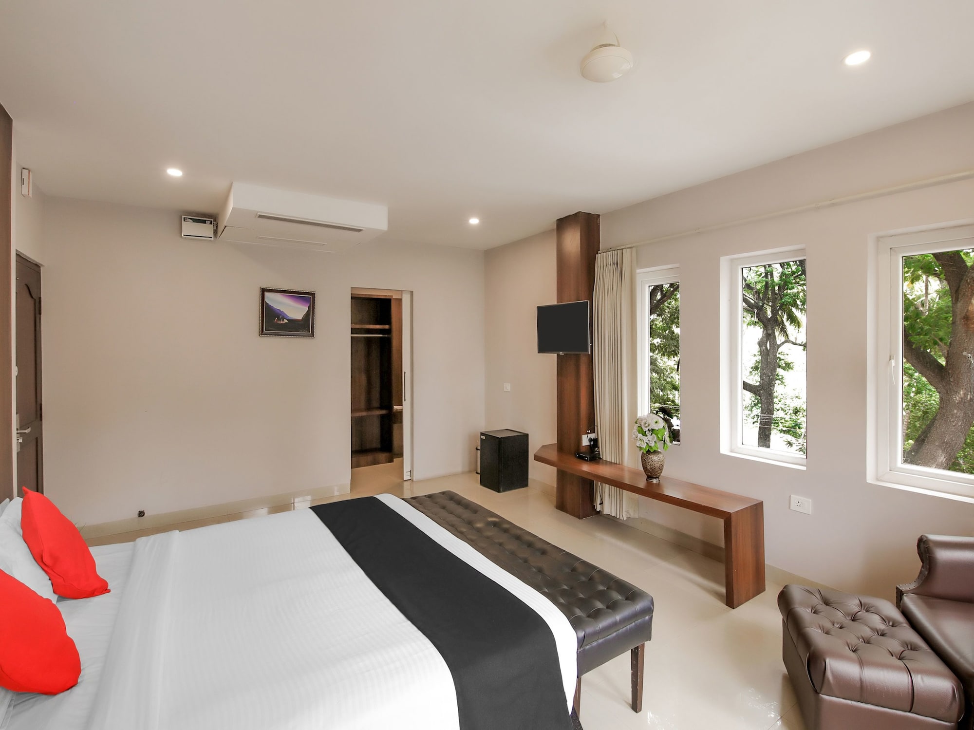 Фото Capital O 18430 The Dawn Hotel