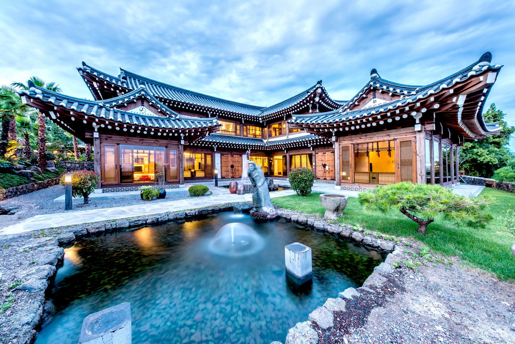 Фото Jeju Hanok Hotel Hallagung