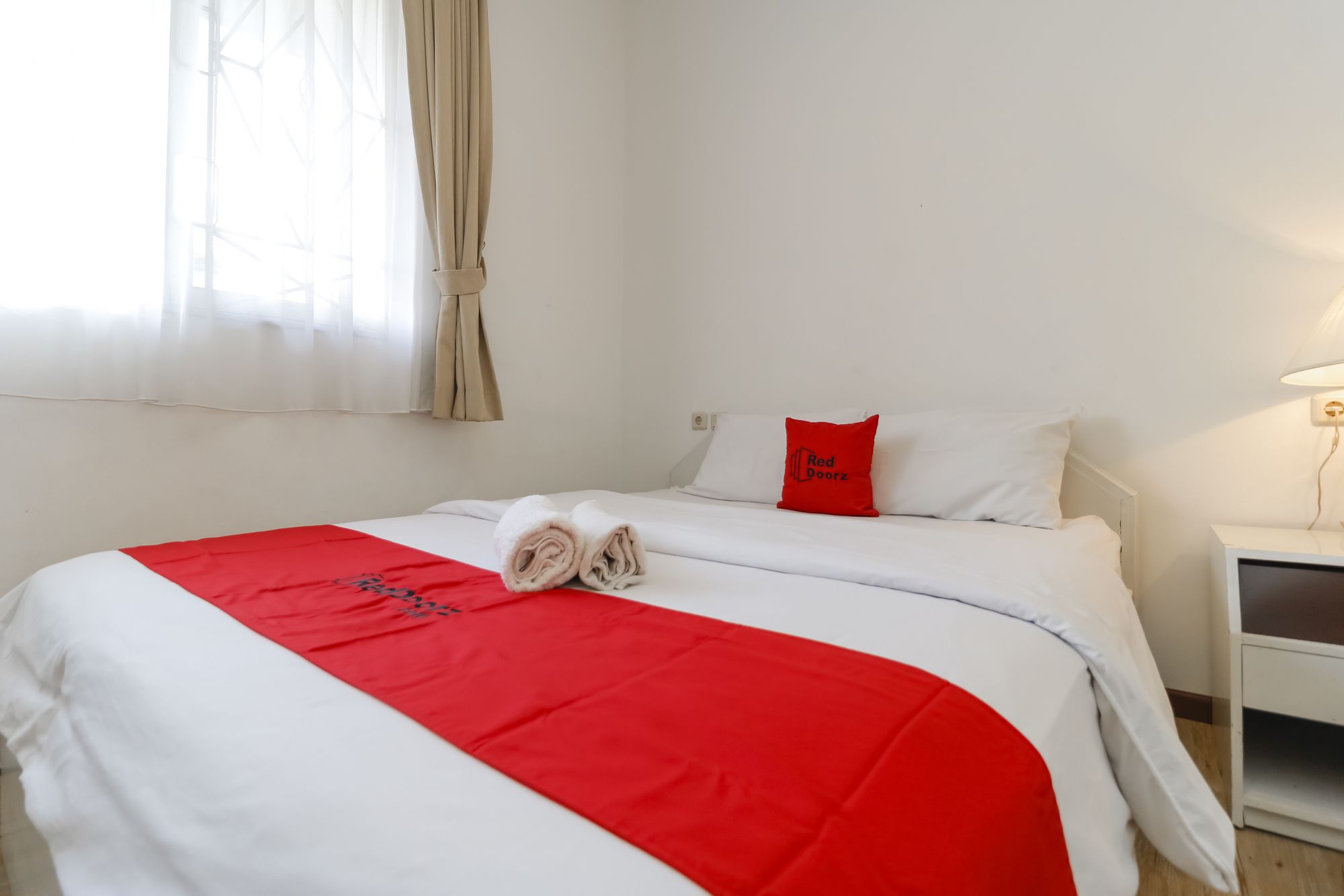 Фото RedDoorz Plus @ Tendean