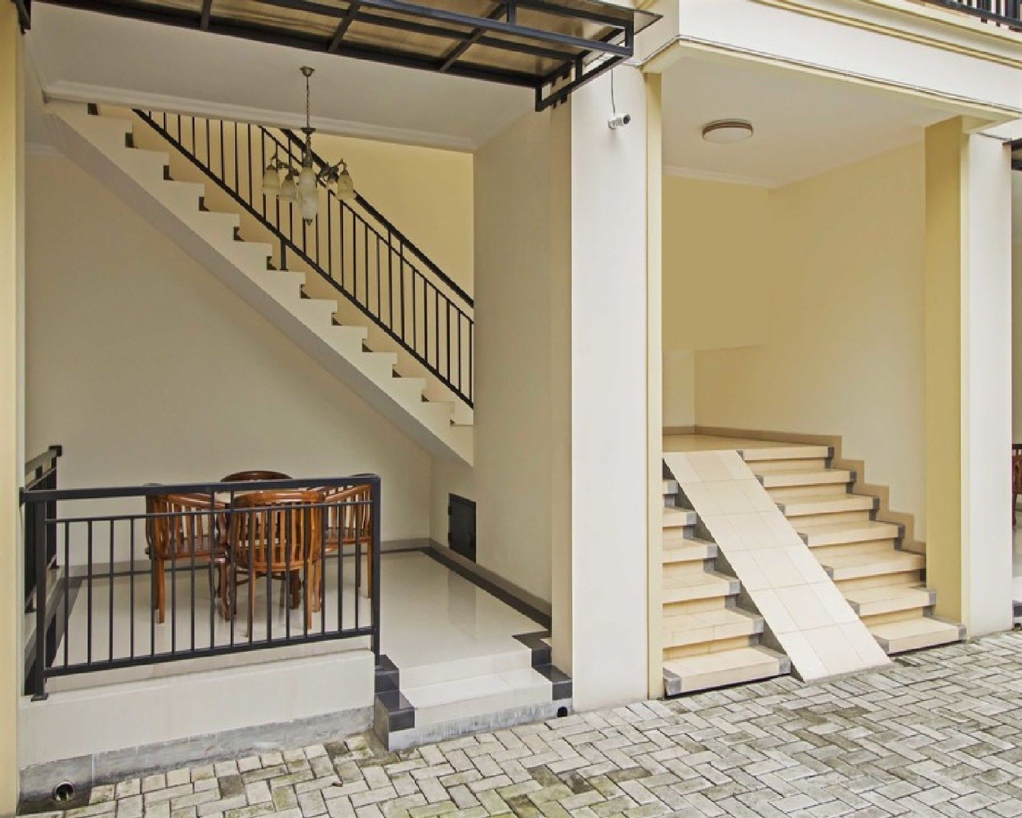 Фото RedDoorz near Mercu Buana University