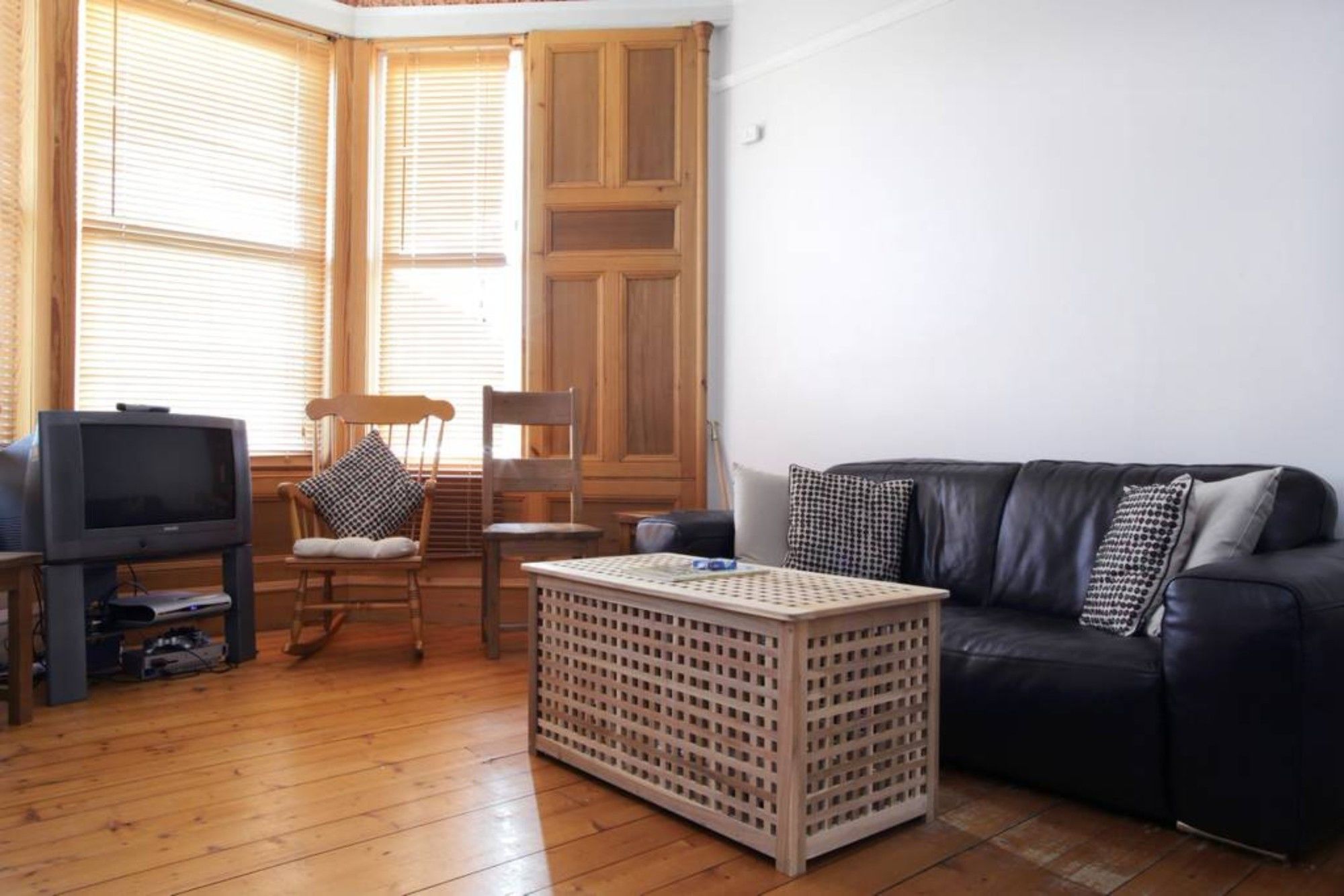Фото Central and Spacious 2 Bedroom Flat With Garden