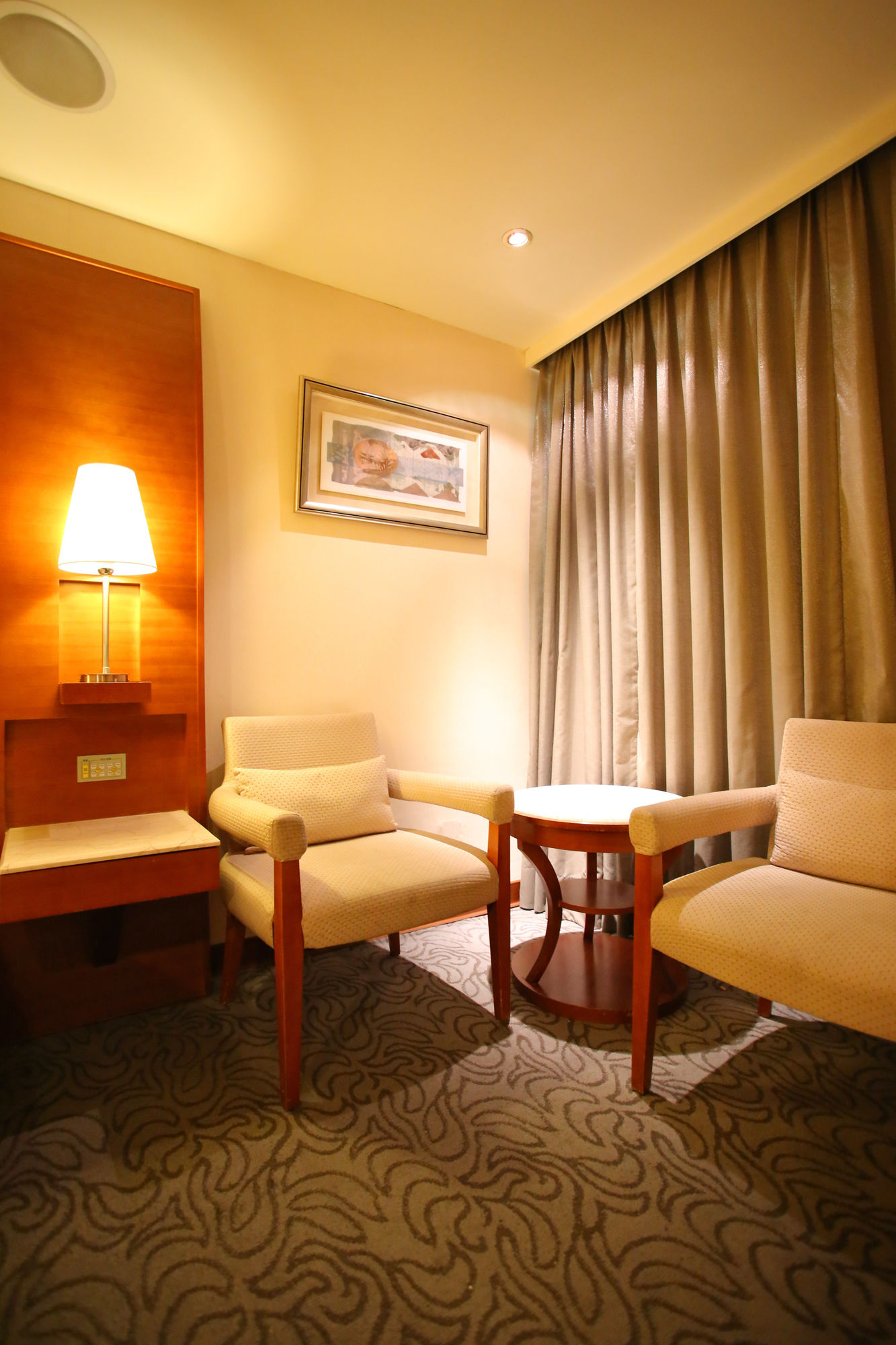 Фото Elegance Hotel Taipei