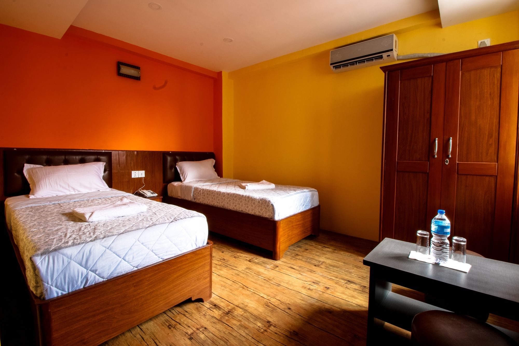 Фото Everest Holiday Inn